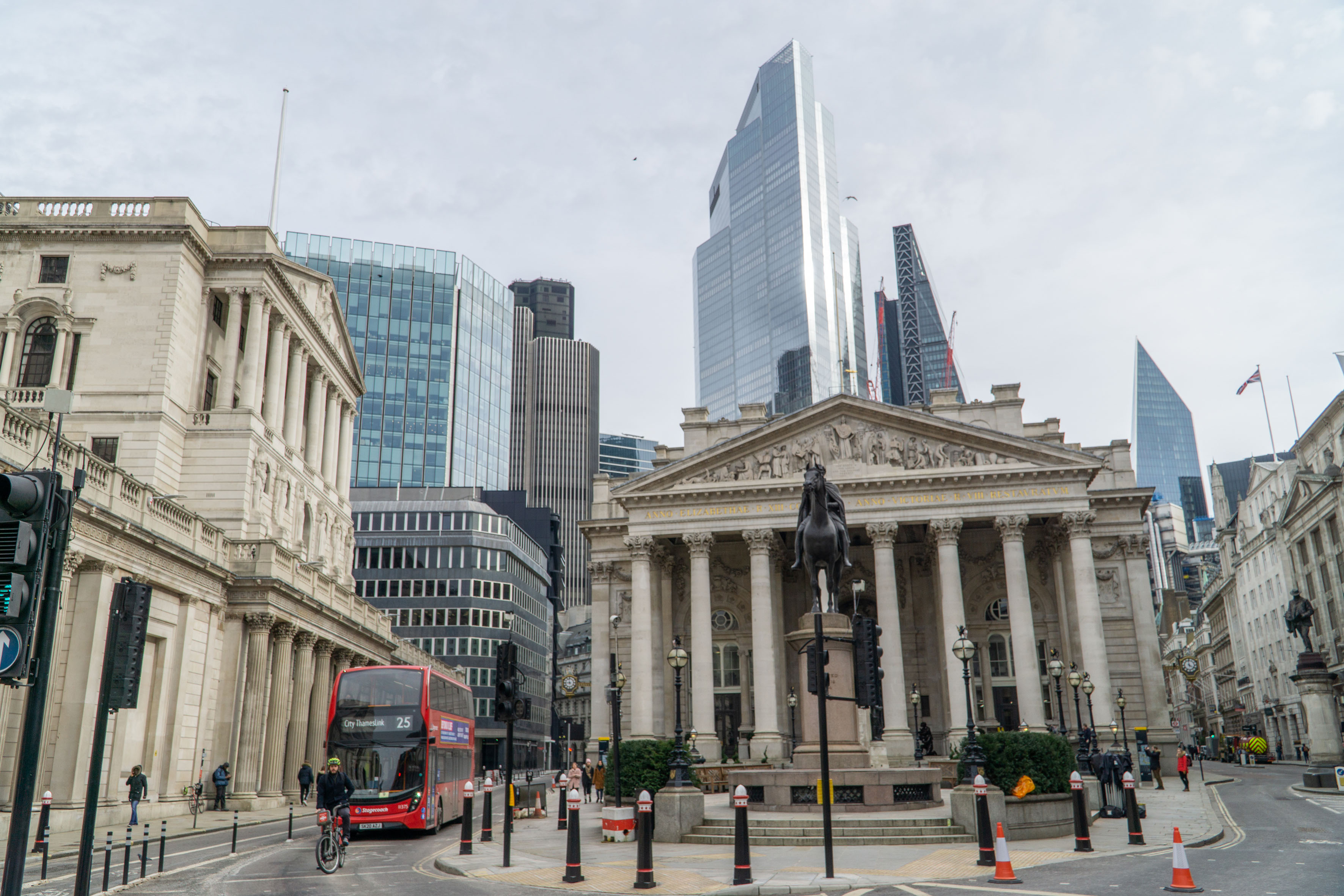 /asset/media/Feature/Article/PVB/2022/10/macroeconomics-uk-crisis-isnt-over.jpg