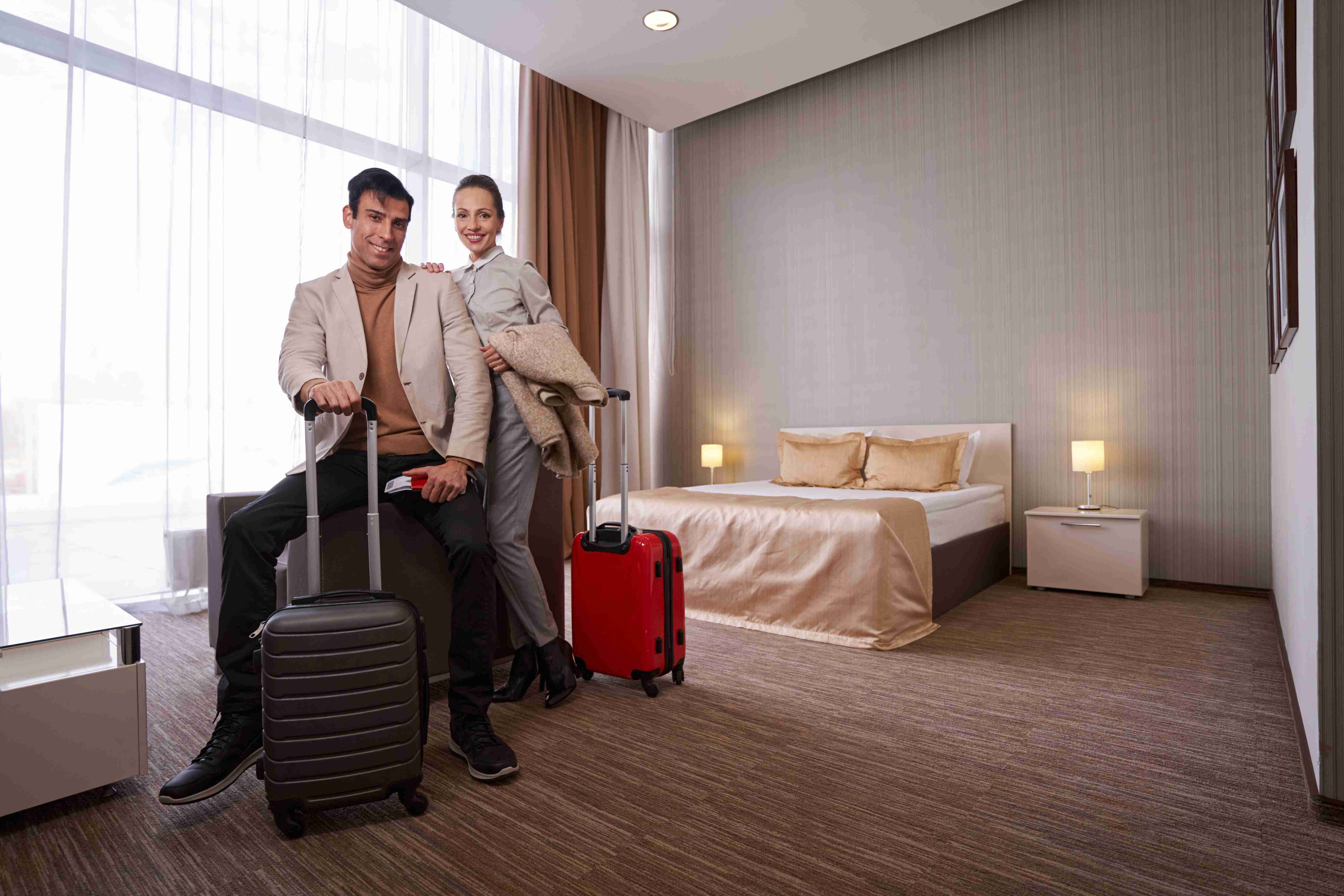 /asset/media/Feature/Article/image-stock/Pexels-Images/Random-Things/traveling/joyous-couple-with-trolley-suitcases-in-hotel-room.jpg